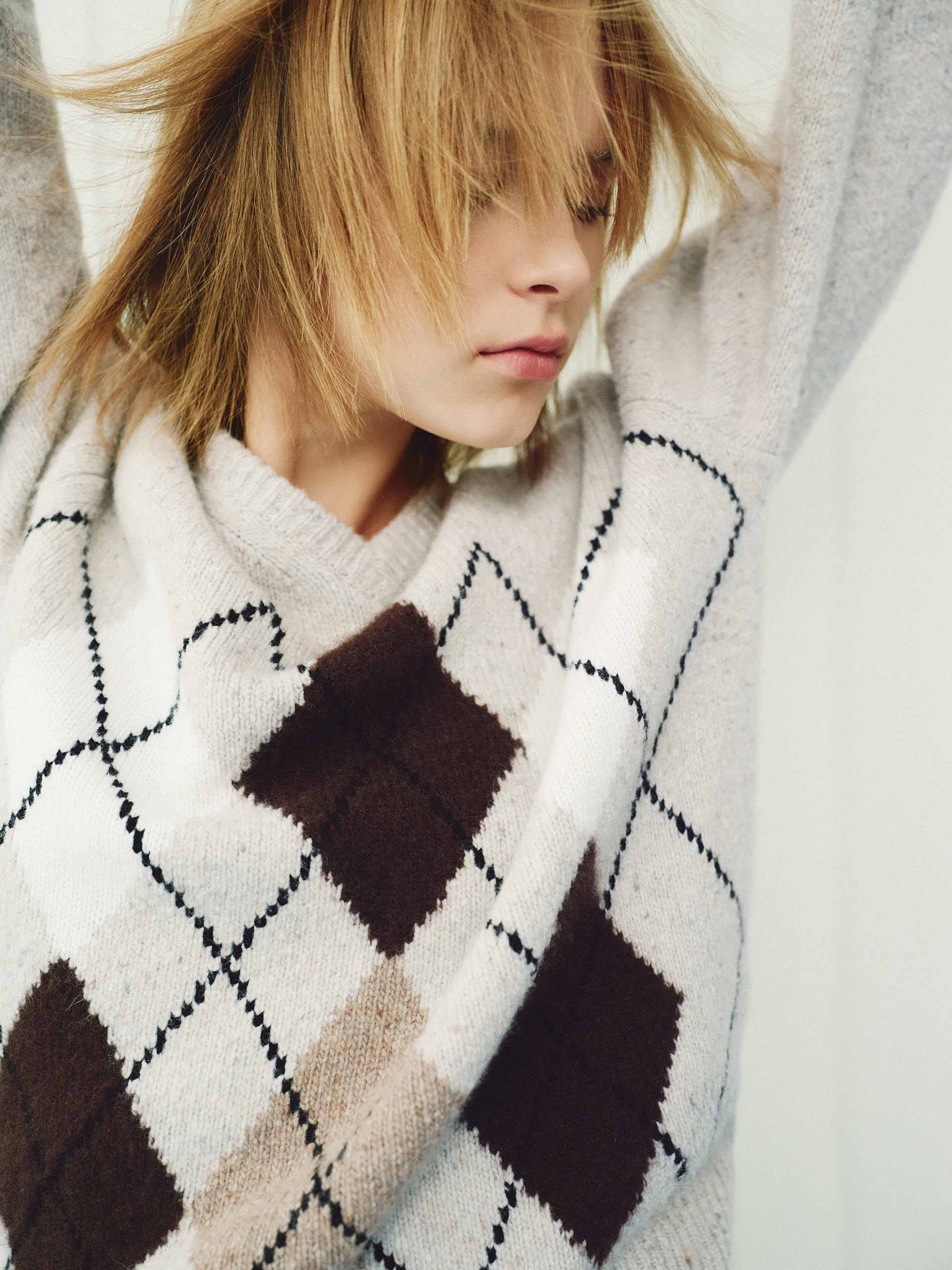 Argyle V-neck Sweater - Image 12
