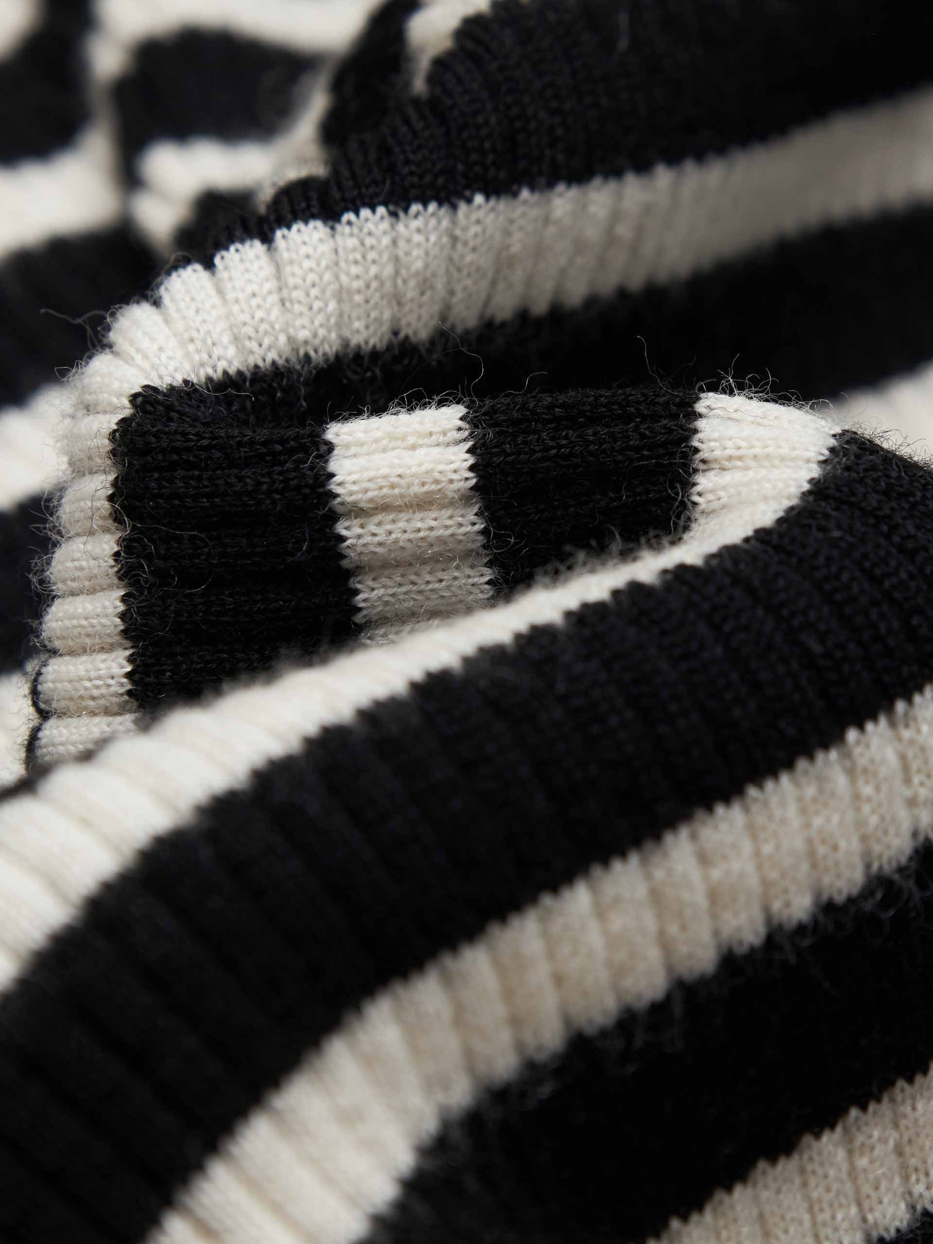 Contrast Detail V-neck Cardigan - Image 4