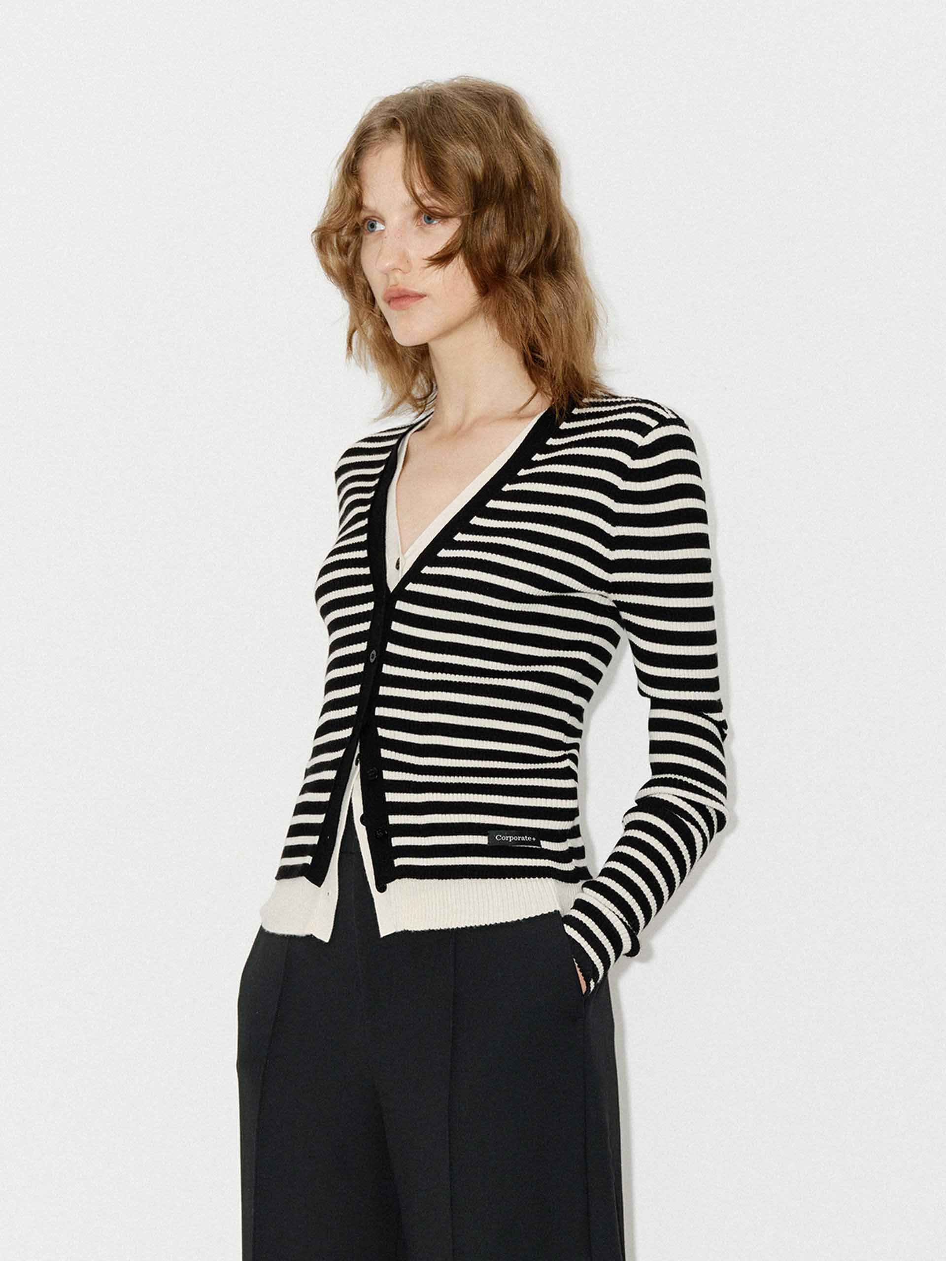 Contrast Detail V-neck Cardigan - Image 7