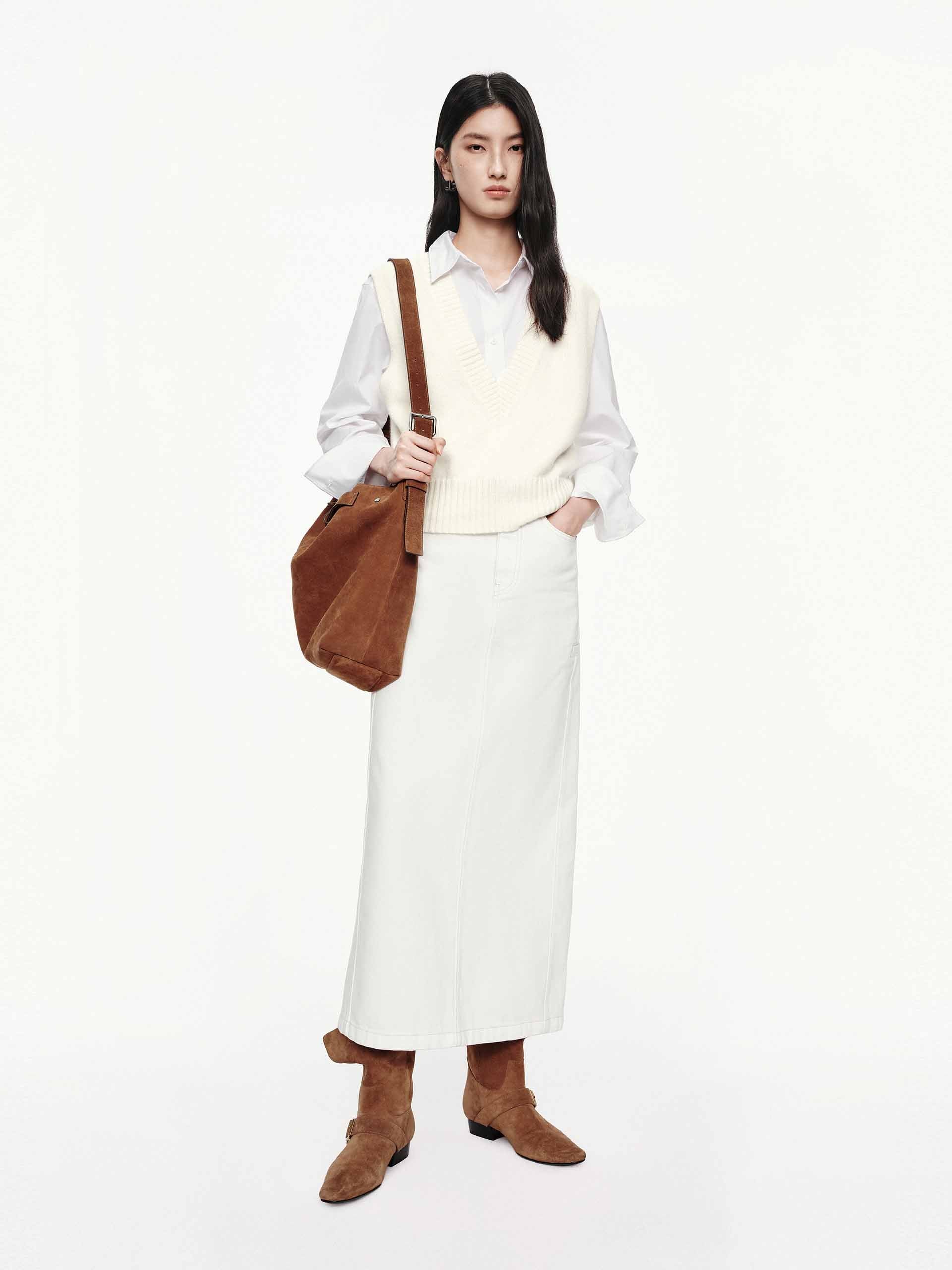 Deep V-neck Knit Vest - Image 10