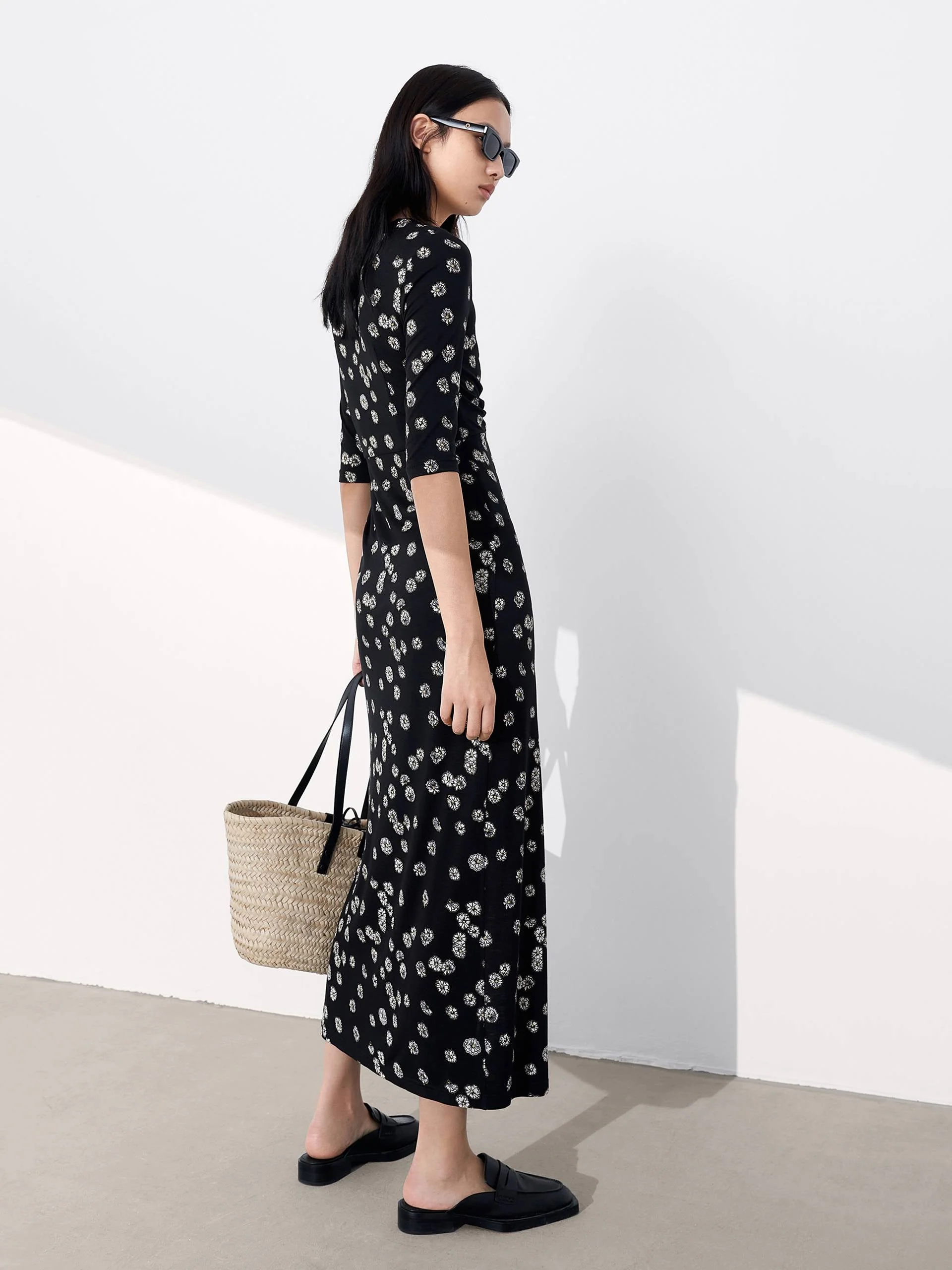 V Neck Daisy Print Dress - Image 3