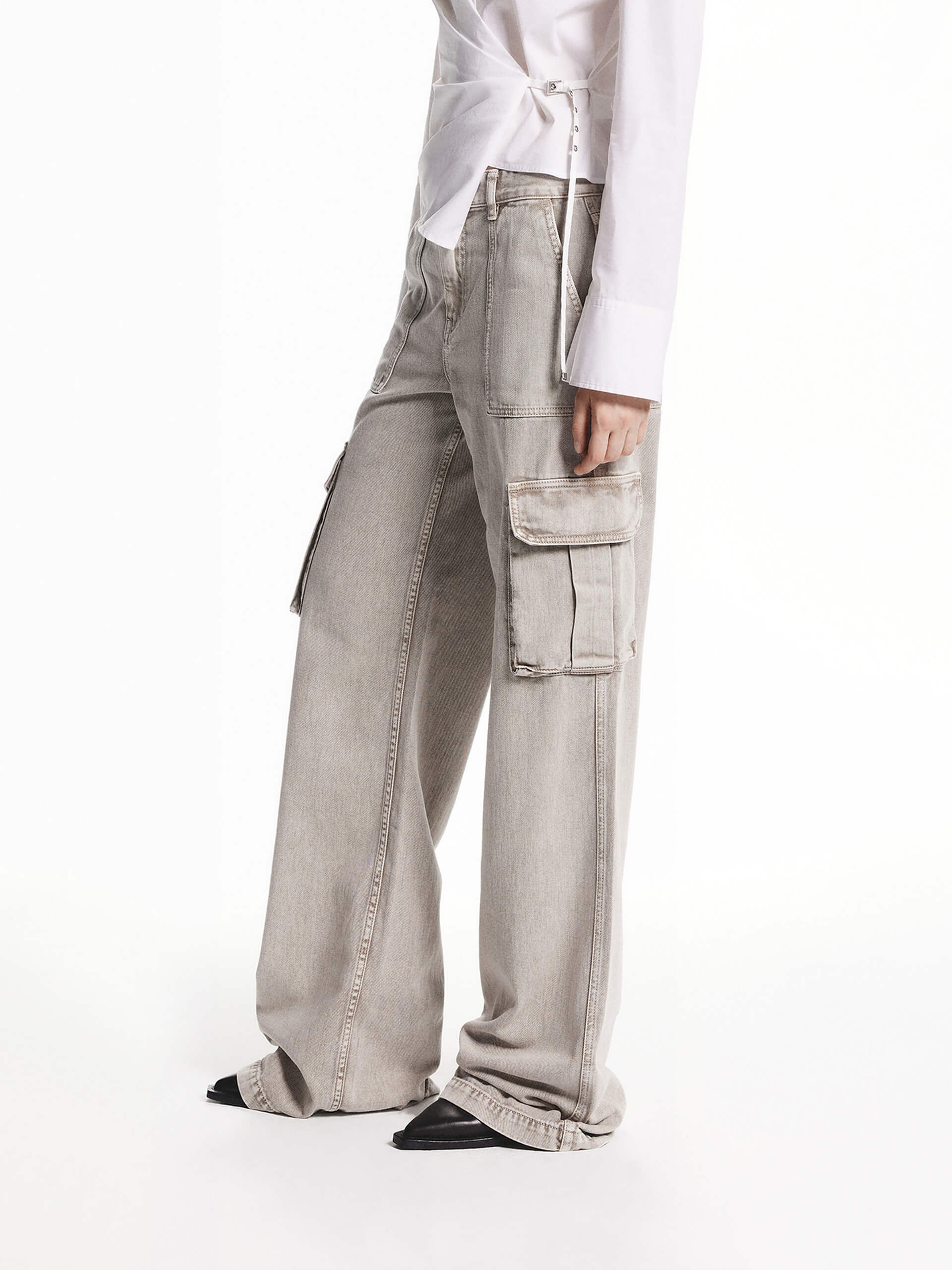 Relaxed Fit Cargo Jeans - Image 3