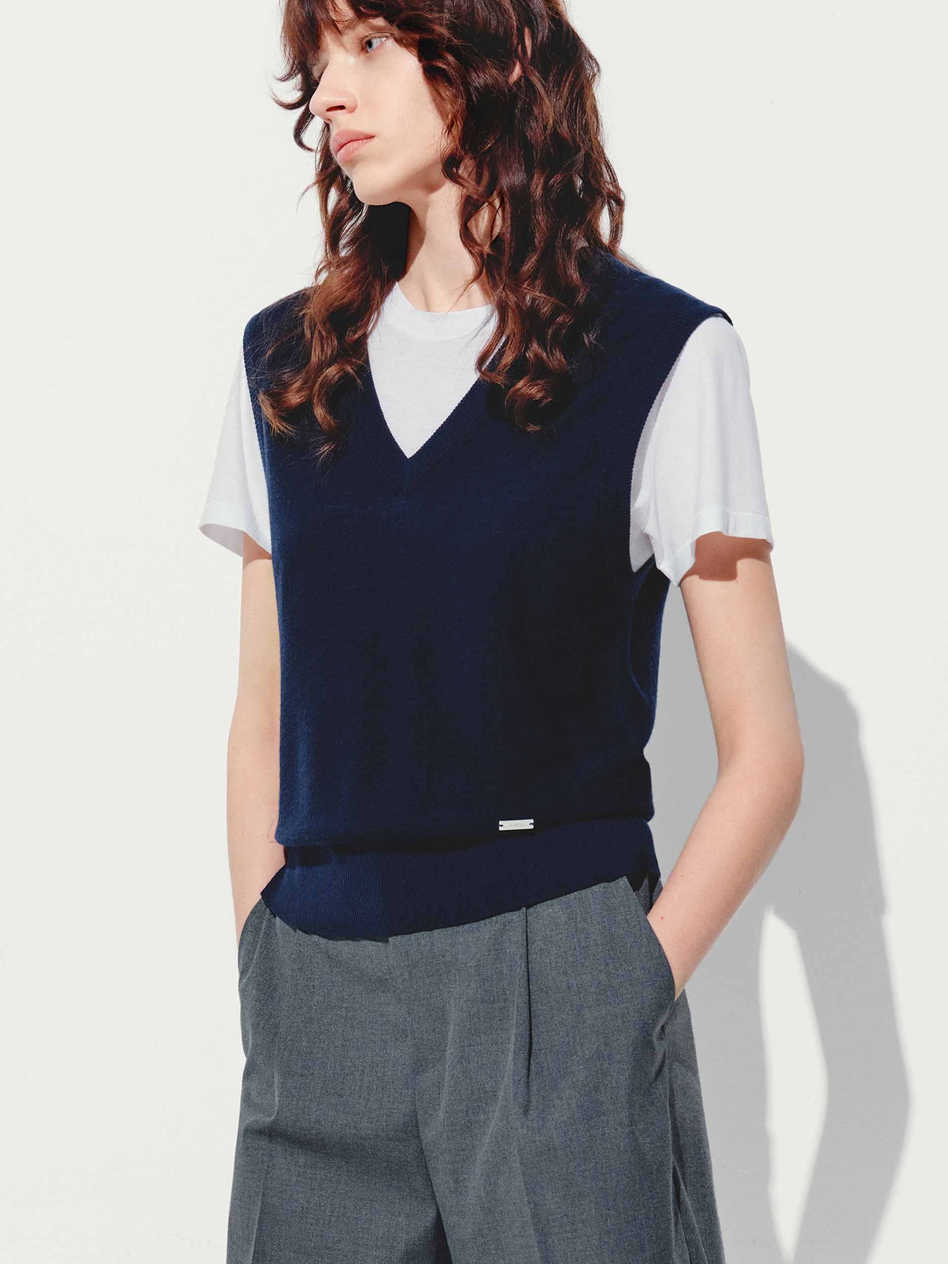 V-neck Wool Knit Vest - Image 14